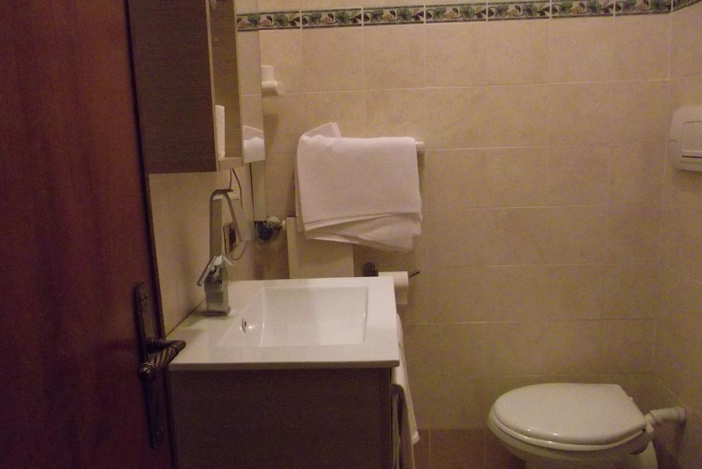 Hotel Total Pisogne Habitación foto